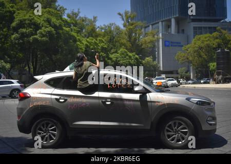 Un manifestant s'assoit à la fenêtre pendant la caravane de protestation contre le gouvernement du président mexicain Andres Manuel López Obrador (AMLO) sur 14 juin 2020 à Mexico, au Mexique. La manifestation a pris part dans plus de 100 villes du pays demandant sa démission. (Photo de Guillermo Gutiérrez/NurPhoto) Banque D'Images