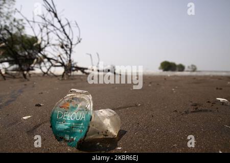 Les déchets de plastique sont vus des stacks dans le tronc de mangrove après avoir été transportés par les vagues de mer et échoués à Pantai Bahagia, sous-district de Muara Gembong, régence de Bekasi, province de Java Ouest, sur 13 juin, 2020. Selon les rapports de recherche de l'Institut indonésien des sciences (LIPI), publié en 2018, la quantité de déchets plastiques dans la mer indonésienne atteint 100,000 - 400,000 tonnes par an, avec une répartition moyenne de la côte de 1,71 pièces par mètre carré avec un poids moyen de 46,55 grammes par mètre carré. Alors que la moyenne la plus élevée des déchets de plastique a été trouvée sur la côte de Sulawesi, rea Banque D'Images