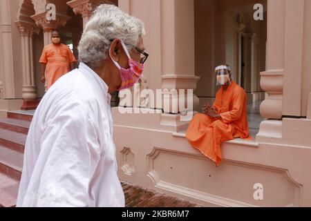 Les dévotés portant un masque de protection visitent le Bélur Math à Howrah, en Inde, sur 15 juin 2020. (Photo de Debajyoti Chakraborty/NurPhoto) Banque D'Images