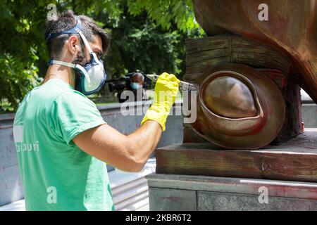 Une vue générale de la statue d'Indro Montanelli pendant le nettoyage après qu'il a été vandalisé avec de la peinture rouge et des graffitis dans les jardins qui lui sont dédiés à Milan, Italie sur 15 juin 2020 à Milan, Italie. Montanelli a affirmé qu'il avait acheté une jeune fille érythréenne de 12 ans comme femme alors qu'il servait dans la seconde guerre italo-éthiopienne en 1936. De nombreuses statues historiques du monde entier font l'objet d'un examen renouvelé à la suite des récentes manifestations contre le racisme. (Photo par Mairo Cinquetti/NurPhoto) Banque D'Images