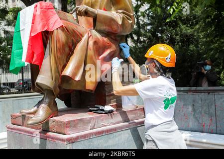 Une vue générale de la statue d'Indro Montanelli pendant le nettoyage après qu'il a été vandalisé avec de la peinture rouge et des graffitis dans les jardins qui lui sont dédiés à Milan, Italie sur 15 juin 2020 à Milan, Italie. Montanelli a affirmé qu'il avait acheté une jeune fille érythréenne de 12 ans comme femme alors qu'il servait dans la seconde guerre italo-éthiopienne en 1936. De nombreuses statues historiques du monde entier font l'objet d'un examen renouvelé à la suite des récentes manifestations contre le racisme. (Photo par Mairo Cinquetti/NurPhoto) Banque D'Images