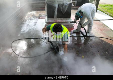 Une vue générale de la statue d'Indro Montanelli pendant le nettoyage après qu'il a été vandalisé avec de la peinture rouge et des graffitis dans les jardins qui lui sont dédiés à Milan, Italie sur 15 juin 2020 à Milan, Italie. Montanelli a affirmé qu'il avait acheté une jeune fille érythréenne de 12 ans comme femme alors qu'il servait dans la seconde guerre italo-éthiopienne en 1936. De nombreuses statues historiques du monde entier font l'objet d'un examen renouvelé à la suite des récentes manifestations contre le racisme. (Photo par Mairo Cinquetti/NurPhoto) Banque D'Images