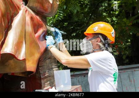 Une vue générale de la statue d'Indro Montanelli pendant le nettoyage après qu'il a été vandalisé avec de la peinture rouge et des graffitis dans les jardins qui lui sont dédiés à Milan, Italie sur 15 juin 2020 à Milan, Italie. Montanelli a affirmé qu'il avait acheté une jeune fille érythréenne de 12 ans comme femme alors qu'il servait dans la seconde guerre italo-éthiopienne en 1936. De nombreuses statues historiques du monde entier font l'objet d'un examen renouvelé à la suite des récentes manifestations contre le racisme. (Photo par Mairo Cinquetti/NurPhoto) Banque D'Images