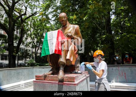 Une vue générale de la statue d'Indro Montanelli pendant le nettoyage après qu'il a été vandalisé avec de la peinture rouge et des graffitis dans les jardins qui lui sont dédiés à Milan, Italie sur 15 juin 2020 à Milan, Italie. Montanelli a affirmé qu'il avait acheté une jeune fille érythréenne de 12 ans comme femme alors qu'il servait dans la seconde guerre italo-éthiopienne en 1936. De nombreuses statues historiques du monde entier font l'objet d'un examen renouvelé à la suite des récentes manifestations contre le racisme. (Photo par Mairo Cinquetti/NurPhoto) Banque D'Images