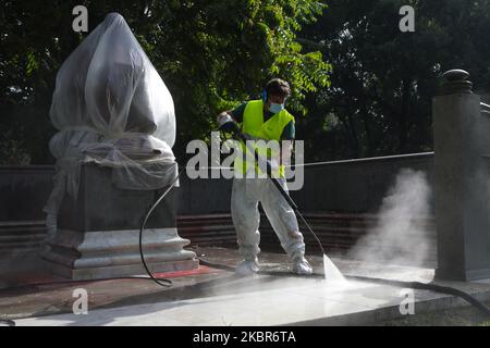 Une vue générale de la statue d'Indro Montanelli pendant le nettoyage après qu'il a été vandalisé avec de la peinture rouge et des graffitis dans les jardins qui lui sont dédiés à Milan, Italie sur 15 juin 2020 à Milan, Italie. Montanelli a affirmé qu'il avait acheté une jeune fille érythréenne de 12 ans comme femme alors qu'il servait dans la seconde guerre italo-éthiopienne en 1936. De nombreuses statues historiques du monde entier font l'objet d'un examen renouvelé à la suite des récentes manifestations contre le racisme. (Photo par Mairo Cinquetti/NurPhoto) Banque D'Images