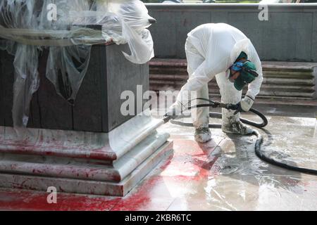 Une vue générale de la statue d'Indro Montanelli pendant le nettoyage après qu'il a été vandalisé avec de la peinture rouge et des graffitis dans les jardins qui lui sont dédiés à Milan, Italie sur 15 juin 2020 à Milan, Italie. Montanelli a affirmé qu'il avait acheté une jeune fille érythréenne de 12 ans comme femme alors qu'il servait dans la seconde guerre italo-éthiopienne en 1936. De nombreuses statues historiques du monde entier font l'objet d'un examen renouvelé à la suite des récentes manifestations contre le racisme. (Photo par Mairo Cinquetti/NurPhoto) Banque D'Images