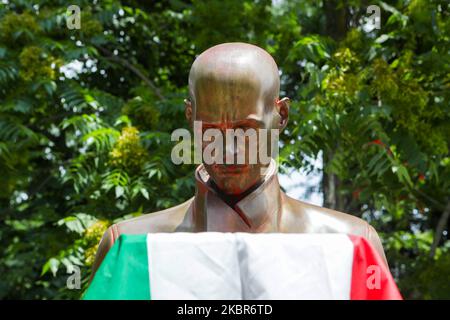 Une vue générale de la statue d'Indro Montanelli pendant le nettoyage après qu'il a été vandalisé avec de la peinture rouge et des graffitis dans les jardins qui lui sont dédiés à Milan, Italie sur 15 juin 2020 à Milan, Italie. Montanelli a affirmé qu'il avait acheté une jeune fille érythréenne de 12 ans comme femme alors qu'il servait dans la seconde guerre italo-éthiopienne en 1936. De nombreuses statues historiques du monde entier font l'objet d'un examen renouvelé à la suite des récentes manifestations contre le racisme. (Photo par Mairo Cinquetti/NurPhoto) Banque D'Images