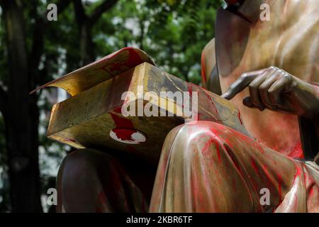 Une vue générale de la statue d'Indro Montanelli pendant le nettoyage après qu'il a été vandalisé avec de la peinture rouge et des graffitis dans les jardins qui lui sont dédiés à Milan, Italie sur 15 juin 2020 à Milan, Italie. Montanelli a affirmé qu'il avait acheté une jeune fille érythréenne de 12 ans comme femme alors qu'il servait dans la seconde guerre italo-éthiopienne en 1936. De nombreuses statues historiques du monde entier font l'objet d'un examen renouvelé à la suite des récentes manifestations contre le racisme. (Photo par Mairo Cinquetti/NurPhoto) Banque D'Images