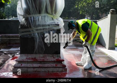 Une vue générale de la statue d'Indro Montanelli pendant le nettoyage après qu'il a été vandalisé avec de la peinture rouge et des graffitis dans les jardins qui lui sont dédiés à Milan, Italie sur 15 juin 2020 à Milan, Italie. Montanelli a affirmé qu'il avait acheté une jeune fille érythréenne de 12 ans comme femme alors qu'il servait dans la seconde guerre italo-éthiopienne en 1936. De nombreuses statues historiques du monde entier font l'objet d'un examen renouvelé à la suite des récentes manifestations contre le racisme. (Photo par Mairo Cinquetti/NurPhoto) Banque D'Images