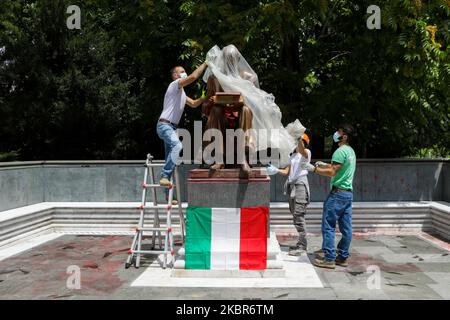 Une vue générale de la statue d'Indro Montanelli pendant le nettoyage après qu'il a été vandalisé avec de la peinture rouge et des graffitis dans les jardins qui lui sont dédiés à Milan, Italie sur 15 juin 2020 à Milan, Italie. Montanelli a affirmé qu'il avait acheté une jeune fille érythréenne de 12 ans comme femme alors qu'il servait dans la seconde guerre italo-éthiopienne en 1936. De nombreuses statues historiques du monde entier font l'objet d'un examen renouvelé à la suite des récentes manifestations contre le racisme. (Photo par Mairo Cinquetti/NurPhoto) Banque D'Images