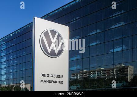 L'usine transparente de Volkswagen est vue à Dresde, Allemagne le 11 juin 2020 l'usine transparente est une usine automobile et un espace d'exposition à Dresde, propriété de Volkswagen et conçue par l'architecte Gunter Henn. Il a ouvert ses portes en 2002, produisant le Volkswagen Phaeton jusqu'en 2016. À partir de 2017, il produit la version électrique du Golf VW. (Photo de Michal Fludra/NurPhoto) Banque D'Images