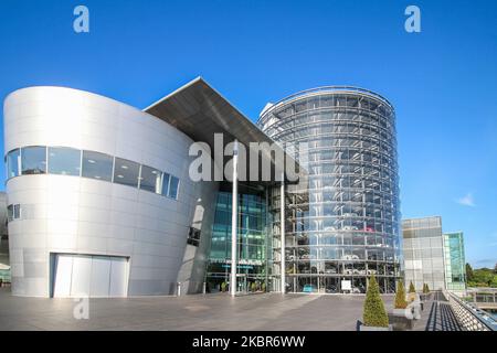 L'usine transparente de Volkswagen est vue à Dresde, Allemagne le 11 juin 2020 l'usine transparente est une usine automobile et un espace d'exposition à Dresde, propriété de Volkswagen et conçue par l'architecte Gunter Henn. Il a ouvert ses portes en 2002, produisant le Volkswagen Phaeton jusqu'en 2016. À partir de 2017, il produit la version électrique du Golf VW. (Photo de Michal Fludra/NurPhoto) Banque D'Images