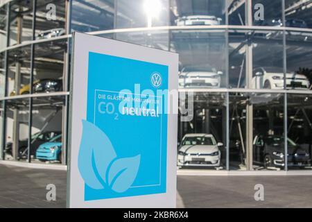 CO2 signe neutre devant l'usine Volkswagen transparent est vu à Dresde, Allemagne le 11 juin 2020 l'usine transparente est une usine automobile et un espace d'exposition à Dresde, propriété de Volkswagen et conçu par l'architecte Gunter Henn. Il a ouvert ses portes en 2002, produisant le Volkswagen Phaeton jusqu'en 2016. À partir de 2017, il produit la version électrique du Golf VW. (Photo de Michal Fludra/NurPhoto) Banque D'Images