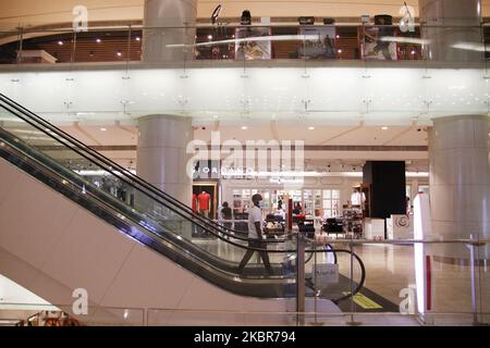 Les visiteurs portant un masque facial se promène dans la galerie marchande de Lotte Shopping Avenue le premier jour où le centre commercial rouvre à Jakarta sur 15 juin 2020. Après presque 3 mois d'imposition de la réglementation de semi-verrouillage pour freiner la propagation du coronavirus Covid-19, le gouvernement inonésien présente la phase dite de « nouvelle normalité », qui permet au public et au bureau de reprendre leurs activités, et permet progressivement aux entreprises en difficulté comme les hôtels et le centre commercial de réouvrir tout en maintenant des protocoles de santé stricts. (Photo par Aditya Irawan/NurPhoto) Banque D'Images