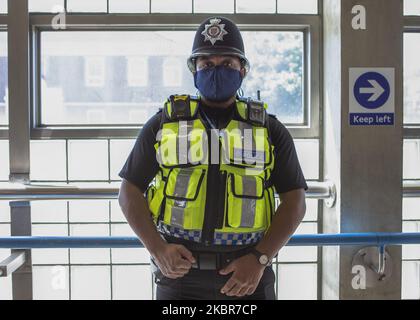 - Un policier porte un masque facial à la gare de West Ham à Londres, en Angleterre sur 15 juin 2020 - le gouvernement a appliqué une nouvelle loi qui rend obligatoire le port d'un masque facial de protection sur tous les transports publics pour aider à arrêter la transmission de COVID-19 au Royaume-Uni. (Photo de Jacques Feeney/MI News/NurPhoto) Banque D'Images