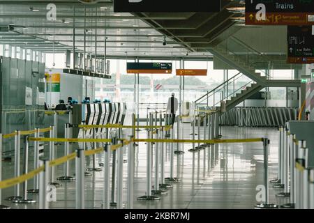 Un passager est vu dans une zone d'enregistrement presque vide à l'aéroport de Cologne Bonn pendant le premier jour de réouverture de la compagnie aérienne à mesure que la frontière rouvre. (Photo de Ying Tang/NurPhoto) Banque D'Images