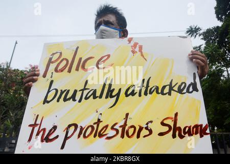 Le Parti socialiste sri-lankais de première ligne, les militants des droits civils et les membres syndicaux tiennent des pancartes lors d'une manifestation à Colombo, au Sri Lanka 16 juin.2020. Les défendeurs affirment que les lois de quarantaine du gouvernement violent la liberté d'expression démocratique. (Photo d'Akila Jayawardana/NurPhoto) Banque D'Images