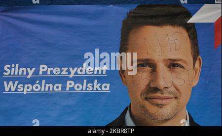 Une affiche électorale vamdalisée de Rafal Trzaskowski, l'actuel maire de Varsovie et candidat de la plate-forme civique à la présidence de la Pologne, vu sur la place du marché principal de Cracovie, mardi, 16 juin 2020, à Cracovie, Pologne petite Voïvodeship, Pologne. (Photo par Artur Widak/NurPhoto) Banque D'Images