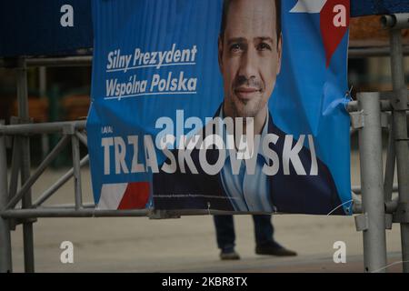 Une affiche électorale de Rafal Trzaskowski, maire actuel de Varsovie et candidat de la plate-forme civique à la présidence de la Pologne, vu sur la place du marché principal de Cracovie, mardi, 16 juin 2020, à Cracovie, Pologne petite Voïvodeship, Pologne. (Photo par Artur Widak/NurPhoto) Banque D'Images