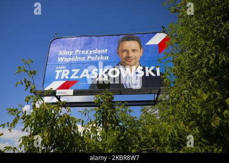 Un poster électoral de Rafal Trzaskowski, un nouveau candidat du principal parti d'opposition de la plate-forme civique, et son slogan électoral 'Strong President, Common Poland' est vu à Cracovie, en Pologne sur 13 juin 2020. L'élection présidentielle en Pologne, qui a été annulée à court terme en mai en raison de la propagation du coronavirus, aura lieu le 28 juin. Le nouveau candidat de l'opposition Rafal Trzaskowski se positionne maintenant comme le plus puissant challenger du président sortant Andrzej Duda. (Photo de Beata Zawrzel/NurPhoto) Banque D'Images