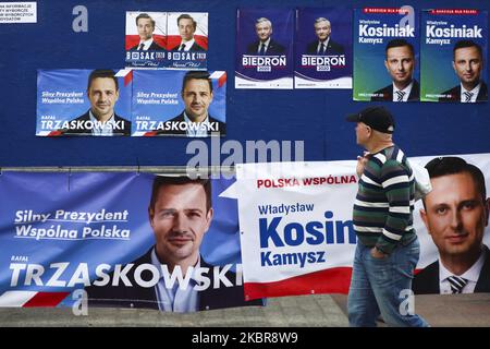 Des affiches de candidats à l'élection présidentielle sont visibles à Cracovie, en Pologne, sur 16 juin 2020. L'élection présidentielle en Pologne, qui a été annulée à court terme en mai en raison de la propagation du coronavirus, aura lieu le 28 juin. (Photo de Beata Zawrzel/NurPhoto) Banque D'Images