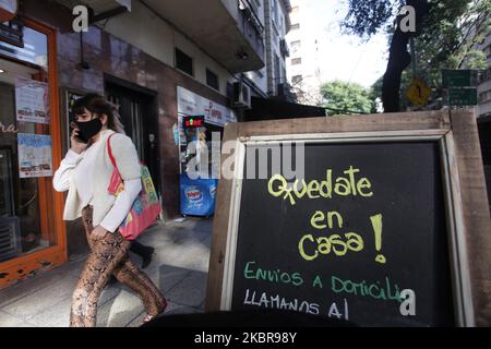 Les gens utilisent des mentonnières comme mesure préventive pour la COVID-19, à Buenos Aires, en Argentine, sur 16 juin 2020. (Photo de Carol Smiljan/NurPhoto) Banque D'Images