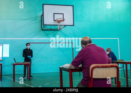 Un étudiant pendant son examen à Turin, Italie 17th juin 2020. L'examen secondaire final représente un retour en classe pour les élèves et les enseignants après une longue période de quarantaine et des cours en ligne. Le ministère a choisi du faire en présence d'étudiants et de professeurs avec des règles strictes pour éviter d'éventuelles contagions. Les personnes présentes doivent toujours garder une distance de sécurité, les participants sont un petit nombre et les plus grandes salles de classe ont été choisies comme lieu d'examen. (Photo de Mauro Ujetto/NurPhoto) Banque D'Images