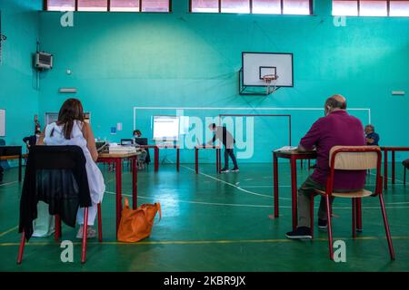 Turin, Italie 17th juin 2020. Un étudiant pendant son examen.le dernier examen secondaire représente un retour en classe pour les étudiants et les enseignants après une longue période de quarantaine et des cours en ligne. Le ministère a choisi du faire en présence d'étudiants et de professeurs avec des règles strictes pour éviter d'éventuelles contagions. Les personnes présentes doivent toujours garder une distance de sécurité, les participants sont un petit nombre et les plus grandes salles de classe ont été choisies comme lieu d'examen. (Photo de Mauro Ujetto/NurPhoto) Banque D'Images