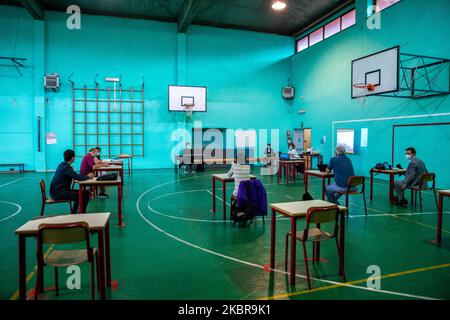 Un étudiant pendant son examen à Turin, Italie 17th juin 2020. L'examen secondaire final représente un retour en classe pour les élèves et les enseignants après une longue période de quarantaine et des cours en ligne. Le ministère a choisi du faire en présence d'étudiants et de professeurs avec des règles strictes pour éviter d'éventuelles contagions. Les personnes présentes doivent toujours garder une distance de sécurité, les participants sont un petit nombre et les plus grandes salles de classe ont été choisies comme lieu d'examen. (Photo de Mauro Ujetto/NurPhoto) Banque D'Images