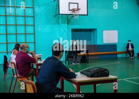 Un étudiant pendant son examen à Turin, Italie 17th juin 2020. L'examen secondaire final représente un retour en classe pour les élèves et les enseignants après une longue période de quarantaine et des cours en ligne. Le ministère a choisi du faire en présence d'étudiants et de professeurs avec des règles strictes pour éviter d'éventuelles contagions. Les personnes présentes doivent toujours garder une distance de sécurité, les participants sont un petit nombre et les plus grandes salles de classe ont été choisies comme lieu d'examen. (Photo de Mauro Ujetto/NurPhoto) Banque D'Images