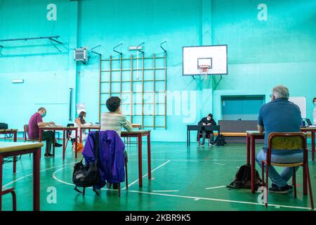 Un étudiant pendant son examen à Turin, Italie 17th juin 2020. L'examen secondaire final représente un retour en classe pour les élèves et les enseignants après une longue période de quarantaine et des cours en ligne. Le ministère a choisi du faire en présence d'étudiants et de professeurs avec des règles strictes pour éviter d'éventuelles contagions. Les personnes présentes doivent toujours garder une distance de sécurité, les participants sont un petit nombre et les plus grandes salles de classe ont été choisies comme lieu d'examen. (Photo de Mauro Ujetto/NurPhoto) Banque D'Images