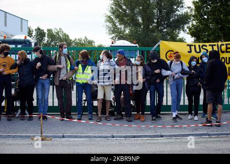 Les gens font une chaîne humaine devant l'usine de ciment Lafarge à Toulouse, en France, sur 17 juin 2020. Des membres et des activistes de l'ONG ANV-COP21 (c'est-à-dire non violent action-COP21) ont organisé une journée nationale de protestation contre le soi-disant 'vieux monde' et contre le 're-empoisonnement du monde' avec la réouverture de l'économie après le confinement de Covid-19. Ils veulent faire prendre conscience de l'empreinte carbone de la construction. À Toulouse, ils ont bloqué une installation de béton Lafarge pendant plusieurs heures. (Photo d'Alain Pitton/NurPhoto) Banque D'Images