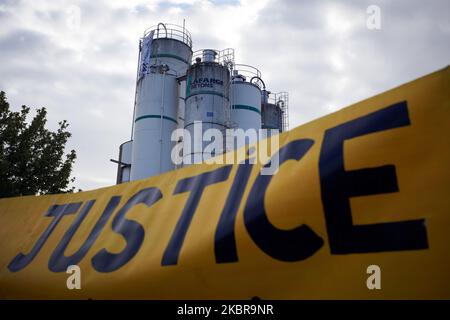 Une bannière lit « Justice » devant l'usine de béton Lafarge à Toulouse, en France, sur 17 juin 2020. Des membres et des activistes de l'ONG ANV-COP21 (c'est-à-dire non violent action-COP21) ont organisé une journée nationale de protestation contre le soi-disant 'vieux monde' et contre le 're-empoisonnement du monde' avec la réouverture de l'économie après le confinement de Covid-19. Ils veulent faire prendre conscience de l'empreinte carbone de la construction. À Toulouse, ils ont bloqué une installation de béton Lafarge pendant plusieurs heures. (Photo d'Alain Pitton/NurPhoto) Banque D'Images