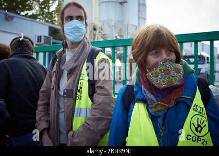 Des membres et des activistes de l'ONG ANV-COP21 (c'est-à-dire non violent action-COP21) ont organisé une journée nationale de protestation contre le soi-disant 'vieux monde' et contre le 're-empoisonnement du monde' avec la réouverture de l'économie après le confinement de Covid-19 à Toulouse, en France, sur 17 juin 2020. Ils veulent faire prendre conscience de l'empreinte carbone de la construction. À Toulouse, ils ont bloqué une installation de béton Lafarge pendant plusieurs heures. (Photo d'Alain Pitton/NurPhoto) Banque D'Images