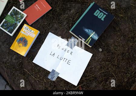 Ils sont venus avec des livres à lire pendant le blocus de l'installation de ciment de Lafarge à Toulouse, en France, sur 17 juin 2020. Des membres et des activistes de l'ONG ANV-COP21 (c'est-à-dire non violent action-COP21) ont organisé une journée nationale de protestation contre le soi-disant 'vieux monde' et contre le 're-empoisonnement du monde' avec la réouverture de l'économie après le confinement de Covid-19. Ils veulent faire prendre conscience de l'empreinte carbone de la construction. À Toulouse, ils ont bloqué une installation de béton Lafarge pendant plusieurs heures. (Photo d'Alain Pitton/NurPhoto) Banque D'Images