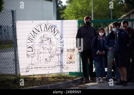 La bannière lit « la vie avant tout » à Toulouse, en France, sur 17 juin 2020. Des membres et des activistes de l'ONG ANV-COP21 (c'est-à-dire non violent action-COP21) ont organisé une journée nationale de protestation contre le soi-disant 'vieux monde' et contre le 're-empoisonnement du monde' avec la réouverture de l'économie après le confinement de Covid-19. Ils veulent faire prendre conscience de l'empreinte carbone de la construction. À Toulouse, ils ont bloqué une installation de béton Lafarge pendant plusieurs heures. (Photo d'Alain Pitton/NurPhoto) Banque D'Images