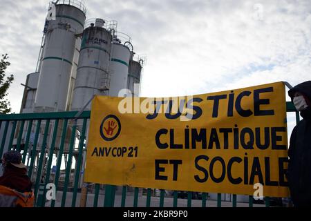 Une bannière lit "justice sociale et climatique" devant l'installation de Lafarge'Concrete à Toulouse, en France, sur 17 juin 2020. Des membres et des activistes de l'ONG ANV-COP21 (c'est-à-dire non violent action-COP21) ont organisé une journée nationale de protestation contre le soi-disant 'vieux monde' et contre le 're-empoisonnement du monde' avec la réouverture de l'économie après le confinement de Covid-19. Ils veulent faire prendre conscience de l'empreinte carbone de la construction. À Toulouse, ils ont bloqué une installation de béton Lafarge pendant plusieurs heures. (Photo d'Alain Pitton/NurPhoto) Banque D'Images