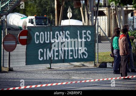 Une bannière lit 'les fabricants de ciment noients' à Toulouse, en France, sur 17 juin 2020. Les membres et les activistes de l'ONG ANV-COP21 (c'est-à-dire action non violente-COP21) Organisé une journée nationale de protestation contre le soi-disant « vieux monde » et contre le « re-empoisonnement du monde » avec la réouverture de l'économie après le confinement de Covid-19. Ils veulent faire prendre conscience de l'empreinte carbone de la construction. À Toulouse, ils ont bloqué une installation de béton Lafarge pendant plusieurs heures. (Photo d'Alain Pitton/NurPhoto) Banque D'Images