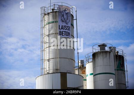 L'installation de béton Lafarge avec une bannière "abandonner" vu à Toulouse, France, sur 17 juin 2020. Des membres et des activistes de l'ONG ANV-COP21 (c'est-à-dire non violent action-COP21) ont organisé une journée nationale de protestation contre le soi-disant 'vieux monde' et contre le 're-empoisonnement du monde' avec la réouverture de l'économie après le confinement de Covid-19. Ils veulent faire prendre conscience de l'empreinte carbone de la construction. À Toulouse, ils ont bloqué une installation de béton Lafarge pendant plusieurs heures. (Photo d'Alain Pitton/NurPhoto) Banque D'Images