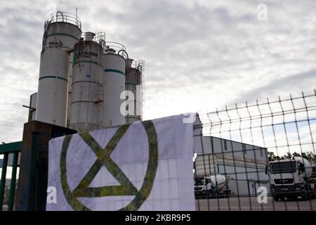 L'usine de Lafarge à Toulouse, en France, sur 17 juin 2020. Des membres et des activistes de l'ONG ANV-COP21 (c'est-à-dire non violent action-COP21) ont organisé une journée nationale de protestation contre le soi-disant 'vieux monde' et contre le 're-empoisonnement du monde' avec la réouverture de l'économie après le confinement de Covid-19. Ils veulent faire prendre conscience de l'empreinte carbone de la construction. À Toulouse, ils ont bloqué une installation de béton Lafarge pendant plusieurs heures. (Photo d'Alain Pitton/NurPhoto) Banque D'Images