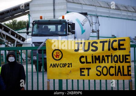 Une bannière sur les portes de l'usine de béton de Lafarge se lit "justice sociale et écologique" à Toulouse, France, sur 17 juin 2020. Des membres et des activistes de l'ONG ANV-COP21 (c'est-à-dire non violent action-COP21) ont organisé une journée nationale de protestation contre le soi-disant 'vieux monde' et contre le 're-empoisonnement du monde' avec la réouverture de l'économie après le confinement de Covid-19. Ils veulent faire prendre conscience de l'empreinte carbone de la construction. À Toulouse, ils ont bloqué une installation de béton Lafarge pendant plusieurs heures. (Photo d'Alain Pitton/NurPhoto) Banque D'Images