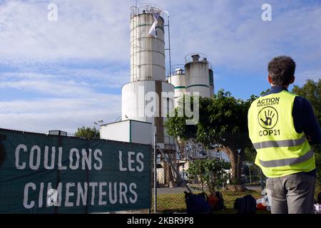 Des membres et des activistes de l'ONG ANV-COP21 (c'est-à-dire non violent action-COP21) ont organisé une journée nationale de protestation contre le soi-disant 'vieux monde' et contre le 're-empoisonnement du monde' avec la réouverture de l'économie après le confinement de Covid-19 à Toulouse, en France, sur 17 juin 2020. Ils veulent faire prendre conscience de l'empreinte carbone de la construction. À Toulouse, ils ont bloqué une installation de béton Lafarge pendant plusieurs heures. (Photo d'Alain Pitton/NurPhoto) Banque D'Images