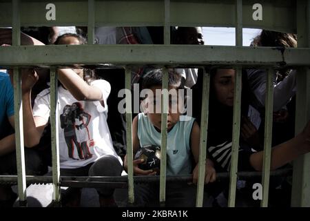 Proteste devant le camp d'Elaiona à Athènes, Grèce, sur 17 juin 2020. Les réfugiés reconnus qu'ils sont venus de Moria, Lesbos il y a quelques jours, ils ont maintenant été transférés par la force de police de la place Victoria au centre d'Athènes au camp d'Elaionas. (Photo par Konstantinos Zilos/NurPhoto) Banque D'Images