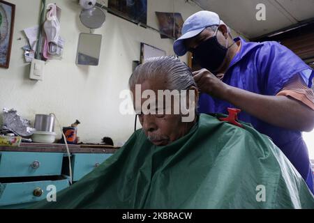 Don Roberto Arroyo Vázquez a 67 ans, il est coiffeur, a récemment rouvert son entreprise située dans le Pueblo de Culhuacán, Coyoacán, Mexico, avec des mesures de sécurité après l'urgence sanitaire par Covid-19 du Mexique qui a prolongé jusqu'à ce mois. La plupart de ses clients sont des adultes plus âgés, la coupe de cheveux a un coût de $ 45 pesos. (Photo de Gerardo Vieyra/NurPhoto) Banque D'Images