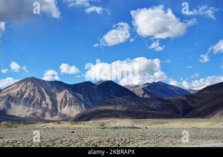 Une vue panoramique sur le lac Pangong dans la vallée du Ladakh sur 18 juin 2020. Le pire front entre l'Inde et la Chine dans le terrien disputé a laissé 20 soldats de l'armée indienne morts dans un conflit avec les troupes chinoises dans la vallée de Galwan lundi, ce qui est considéré comme la plus grande confrontation militaire depuis plus de cinq décennies. (Photo de Muzamil Mattoo/NurPhoto) Banque D'Images