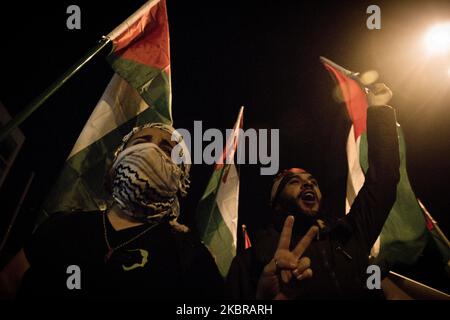 Les Palestiniens protestant avec des drapeaux lors d'une manifestation massive à Athènes, en Grèce, sur 8 décembre 2017 contre la décision de Trump de reconnaître Jérusalem comme « la capitale d'Israël ». Des Palestiniens de tous âges, hommes, femmes et enfants, se sont frapillés jusqu'à l'ambassade américaine, portant des banderoles, des drapeaux palestiniens, des pancartes improvisées, et ils ont dénoncé l'état sioniste meurtrier d'Israël et des États-Unis. De leur côté, on a trouvé des milliers de partisans qui ont repris des slogans comme ''la libération de la Palestine'', ''il n'y a pas de paix sans justice, les mains de la Palestine''. Les manifestants se sont joints à leurs voix avec t Banque D'Images