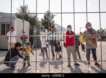 Des enfants sont vus au camp de réfugiés de Malakasa à Athènes, en Grèce, sur 12 avril 2020. Le premier cas de COVID-19 a été identifié sur 5 avril. Le camp a été immédiatement mis en quarantaine. (Photo par Orestis Ilias/NurPhoto) Banque D'Images