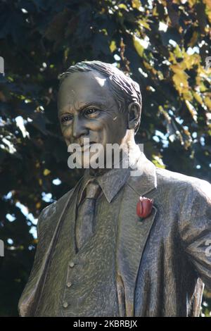 Statue de l'ancien PM Pierre Elliott Trudeau vue après que les équipes de la ville ont enlevé la peinture noire du visage de la statue après qu'elle a été vandalisée à Vaughan, Ontario, Canada, on 18 juin 2020. La police a annoncé qu'elle enquêtait après que le visage de la statue de l'ancien premier ministre Pierre Elliott Trudeau à Vaughan ait été peint en noir. L'incident survient lorsque des statues et des monuments de personnages historiques du monde entier sont vandalisés et déchirés à mesure que le mouvement Black Lives Matter se développe. (Photo de Creative Touch Imaging Ltd./NurPhoto) Banque D'Images