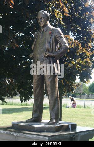 Statue de l'ancien PM Pierre Elliott Trudeau vue après que les équipes de la ville ont enlevé la peinture noire du visage de la statue après qu'elle a été vandalisée à Vaughan, Ontario, Canada, on 18 juin 2020. La police a annoncé qu'elle enquêtait après que le visage de la statue de l'ancien premier ministre Pierre Elliott Trudeau à Vaughan ait été peint en noir. L'incident survient lorsque des statues et des monuments de personnages historiques du monde entier sont vandalisés et déchirés à mesure que le mouvement Black Lives Matter se développe. (Photo de Creative Touch Imaging Ltd./NurPhoto) Banque D'Images