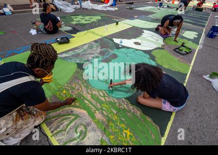 Dix-sept artistes noirs et leurs assistants peignent une peinture murale Black Lives Matter sur la rue Plumb, sur les traces de l'hôtel de ville, jeudi, 18 juin 2020, à Cincinnati, Ohio, États-Unis. (Photo de Jason Whitman/NurPhoto) Banque D'Images